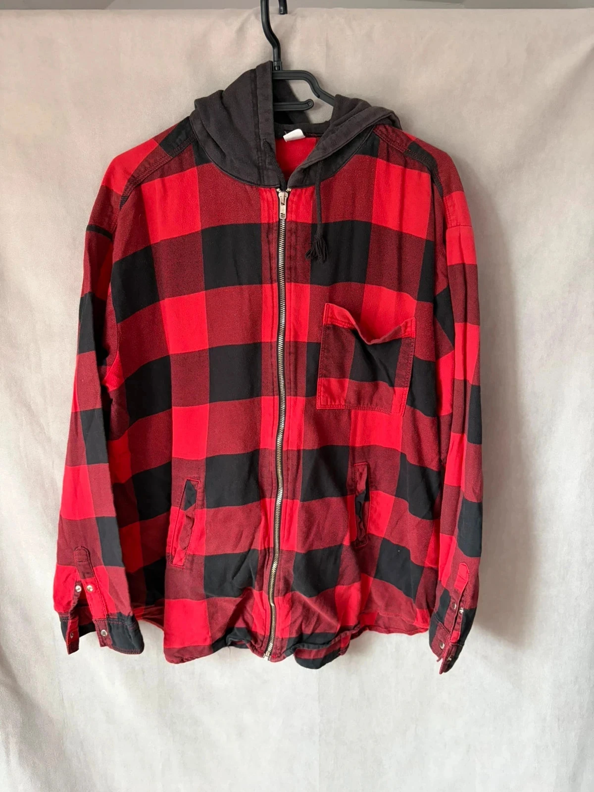 Veste sweat noire et rouge